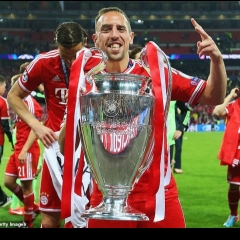 Bayern Munich winger hlui Franck Ribery-a'n football a chawlhsan